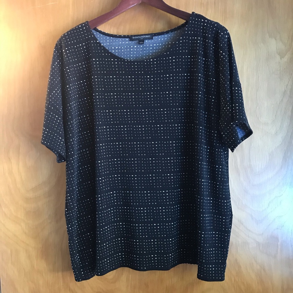 BANANA REPUBLIC Dotted flowy blouse tulip back